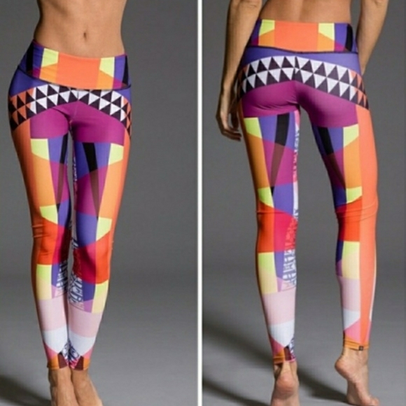 Onzie Graphic Leggings in Geometric Triangles - Picture 9 of 9
